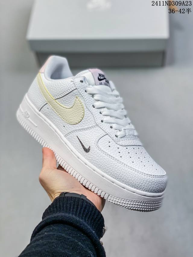 福利特价带半码耐克nike Air Force 1‘07 空军一号低帮百搭休闲运动板鞋。柔软、弹性十足的缓震性能和出色的中底设计，横跨复古与现代的外型结合，造就