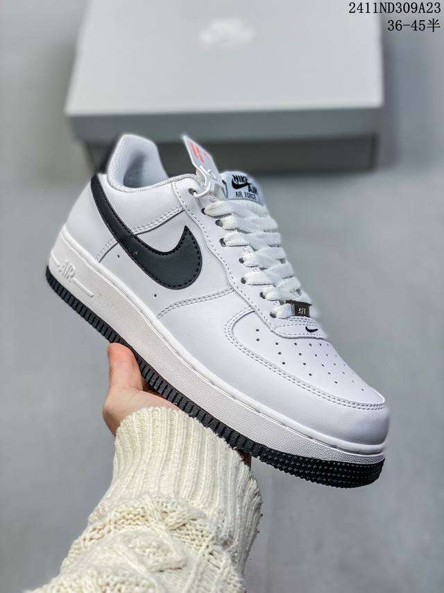 福利特价带半码耐克nike Air Force 1‘07 空军一号低帮百搭休闲运动板鞋。柔软、弹性十足的缓震性能和出色的中底设计，横跨复古与现代的外型结合，造就