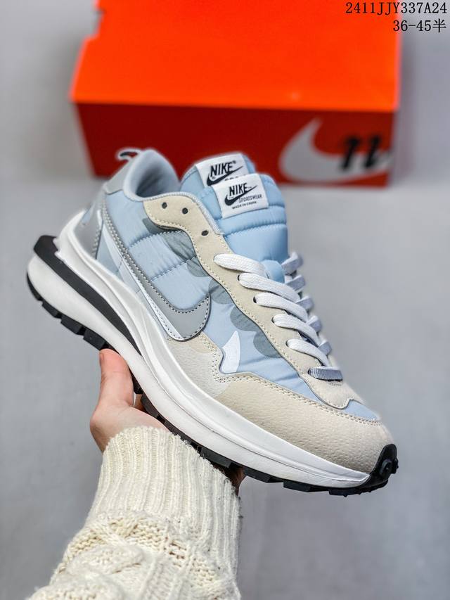 耐克sacai X Nike Regasus Vaporrly Sp 华夫双勾三代3.0走秀 鞋身材质由翻毛皮和透气网布共同打造。熟悉的解构手法、重叠swoos