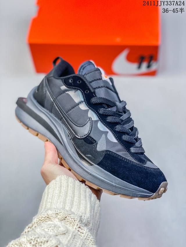 耐克sacai X Nike Regasus Vaporrly Sp 华夫双勾三代3.0走秀 鞋身材质由翻毛皮和透气网布共同打造。熟悉的解构手法、重叠swoos