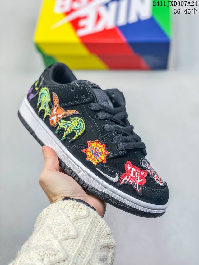 真标带半码耐克nike Sb Zoom Dunk Low 板鞋 系列经典百搭休闲运动板鞋 鞋舌的填充，使舒适性大大提升，同时也更方便穿脱中底部分则加入了脚感柔软