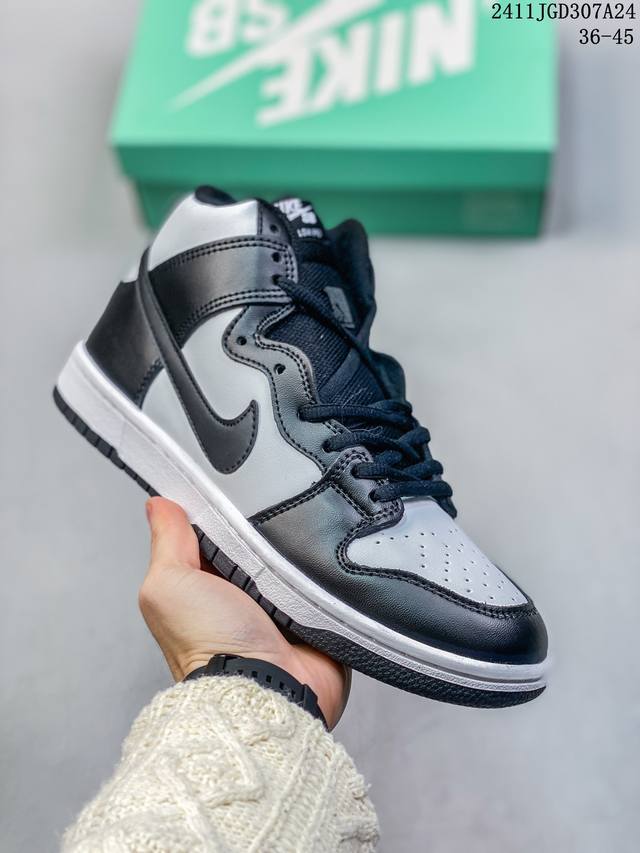 真标带半码耐克nike Sb Zoom Dunk Low 板鞋 系列经典百搭休闲运动板鞋 鞋舌的填充，使舒适性大大提升，同时也更方便穿脱中底部分则加入了脚感柔软