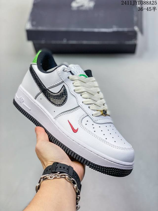 公司级带半码耐克nike Air Force 7 空军一号低帮百搭休闲运动板鞋。柔软、弹性十足的缓震性能和出色的中底设计，横跨复古与现代的外型结合，造就出风靡全