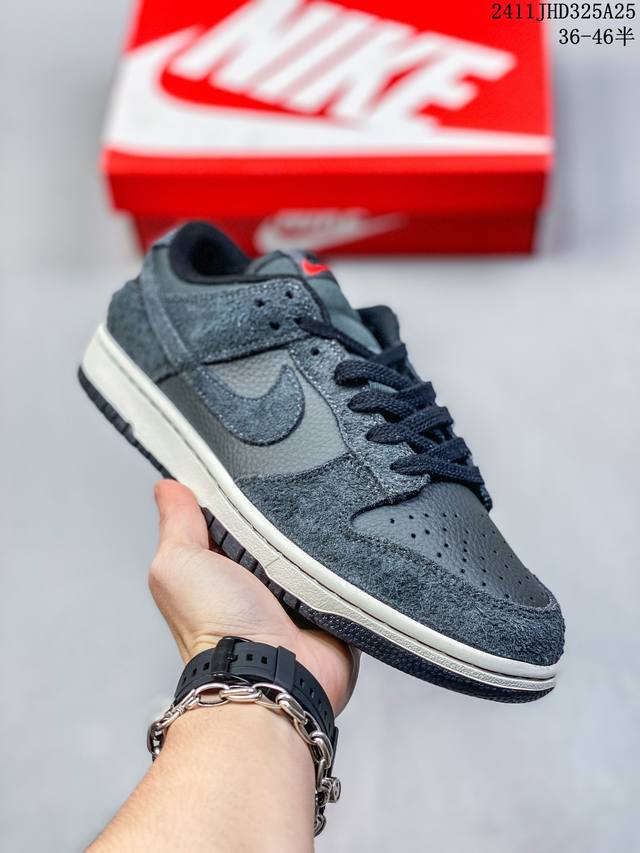 真标带半码耐克nike Sb Zoom Dunk Low 板鞋 系列经典百搭休闲运动板鞋 鞋舌的填充，使舒适性大大提升，同时也更方便穿脱中底部分则加入了脚感柔软