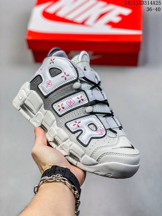 Nike Air More Uptempo皮蓬大air撕纸篮球鞋 白淡蓝 Nike将推出新款 Air More Uptempo，它以白色，橄榄球灰色和迷幻蓝色为