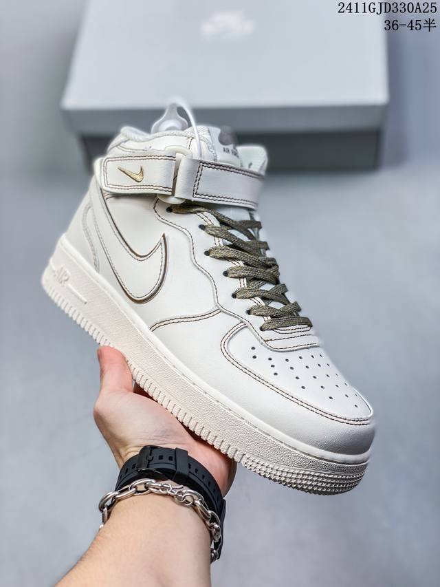 公司级带半码耐克nike Air Force 1‘07 空军一号低帮百搭休闲运动板鞋。柔软、弹性十足的缓震性能和出色的中底设计，横跨复古与现代的外型结合，造就出