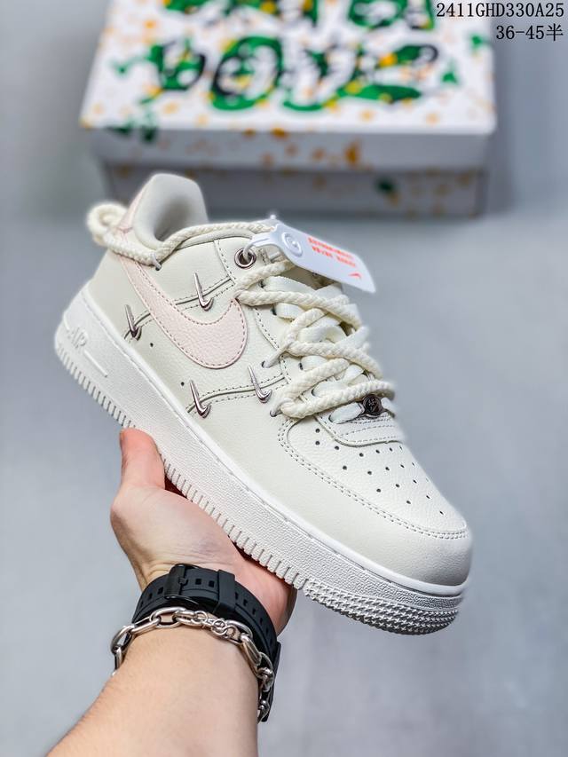 公司级带半码耐克nike Air Force 1‘07 空军一号低帮百搭休闲运动板鞋。柔软、弹性十足的缓震性能和出色的中底设计，横跨复古与现代的外型结合，造就出