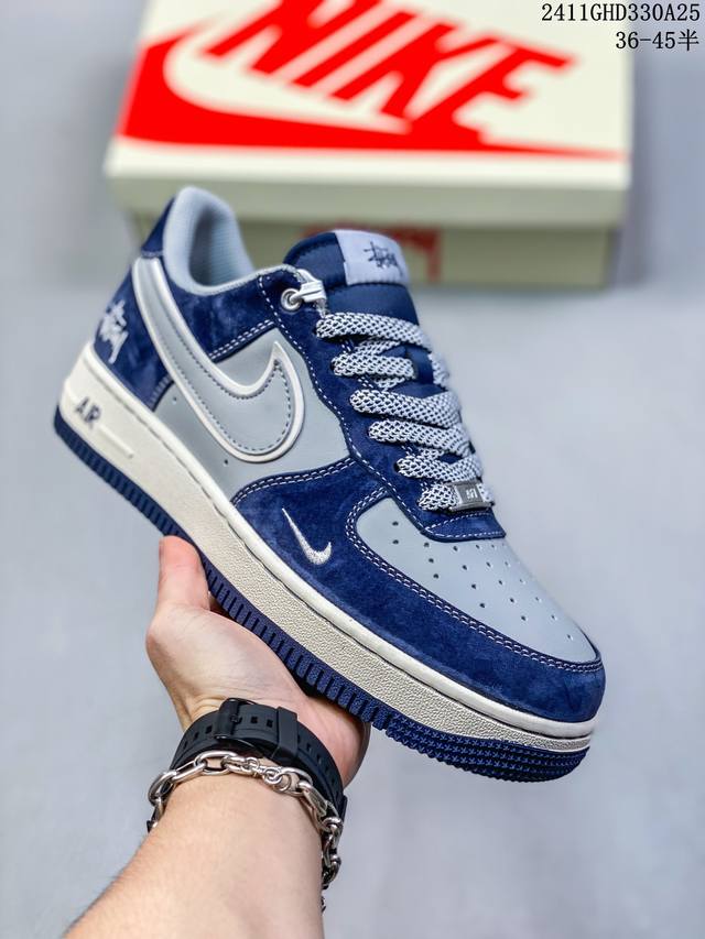 公司级带半码耐克nike Air Force 1‘07 空军一号低帮百搭休闲运动板鞋。柔软、弹性十足的缓震性能和出色的中底设计，横跨复古与现代的外型结合，造就出