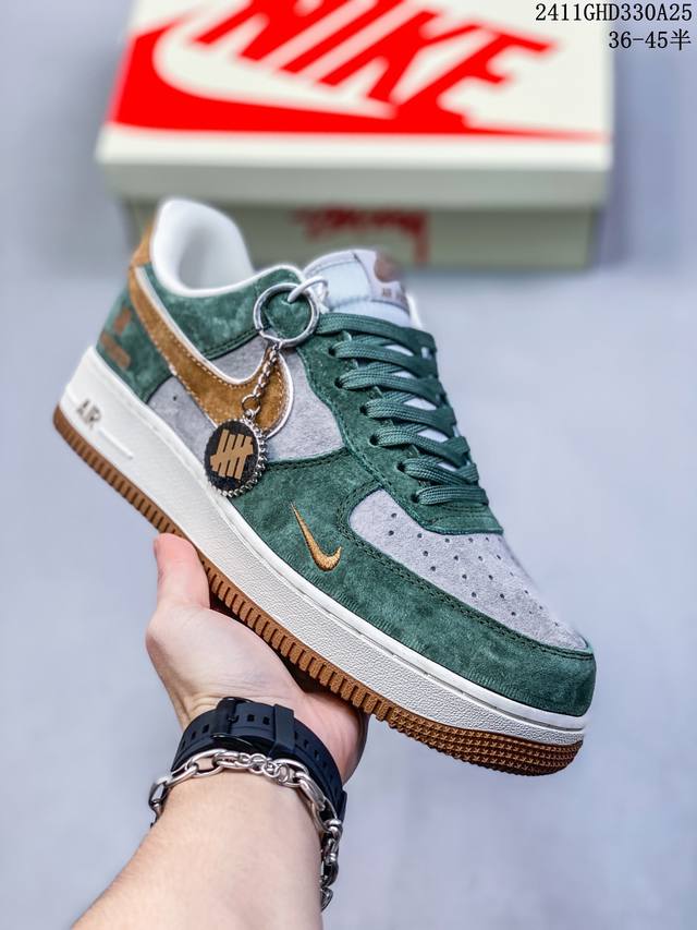 公司级带半码耐克nike Air Force 1‘07 空军一号低帮百搭休闲运动板鞋。柔软、弹性十足的缓震性能和出色的中底设计，横跨复古与现代的外型结合，造就出