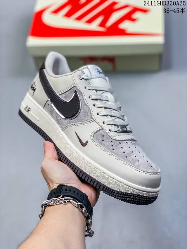 公司级带半码耐克nike Air Force 1‘07 空军一号低帮百搭休闲运动板鞋。柔软、弹性十足的缓震性能和出色的中底设计，横跨复古与现代的外型结合，造就出