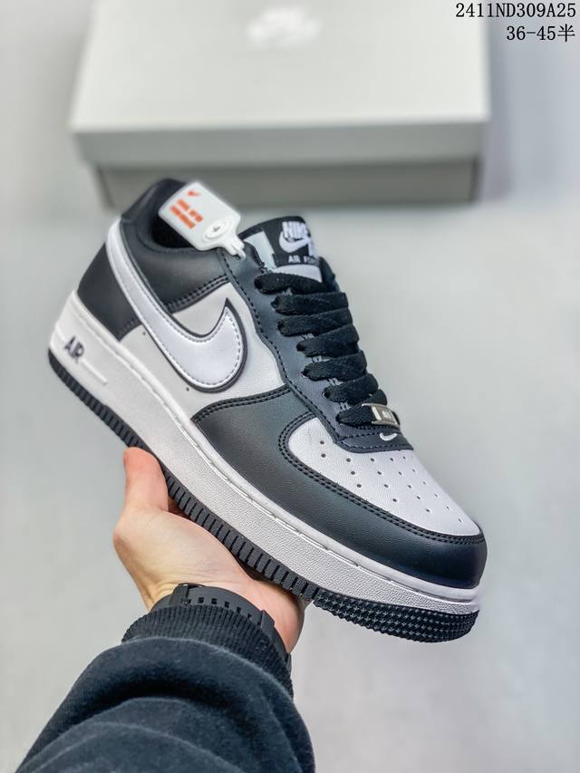 福利特价带半码耐克nike Air Force 1‘07 空军一号低帮百搭休闲运动板鞋。柔软、弹性十足的缓震性能和出色的中底设计，横跨复古与现代的外型结合，造就