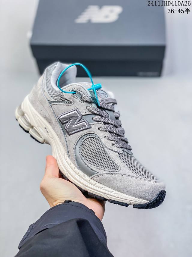 新百伦 New Balance 2002R 跑鞋 男女运动鞋 潮老爹鞋。沿袭了面世之初的经典科技，以 Encap 中底配以升级版 N-Ergy 缓震物料。鞋面则