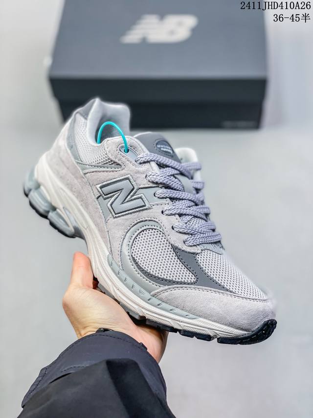 新百伦 New Balance 2002R 跑鞋 男女运动鞋 潮老爹鞋。沿袭了面世之初的经典科技，以 Encap 中底配以升级版 N-Ergy 缓震物料。鞋面则