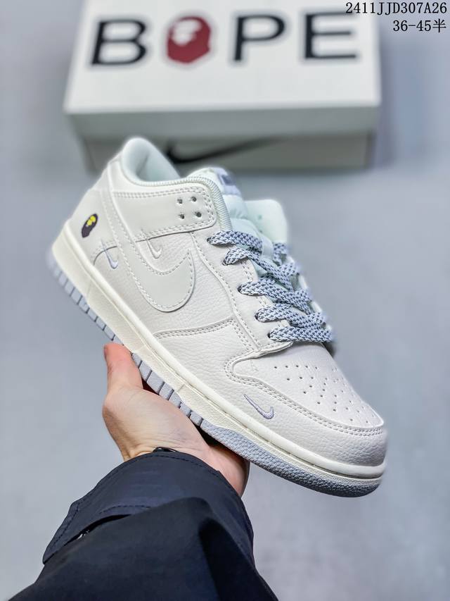 公司级带半码耐克nike Sb Zoom Dunk Low 板鞋 系列经典百搭休闲运动板鞋 鞋舌的填充，使舒适性大大提升，同时也更方便穿脱中底部分则加入了脚感柔