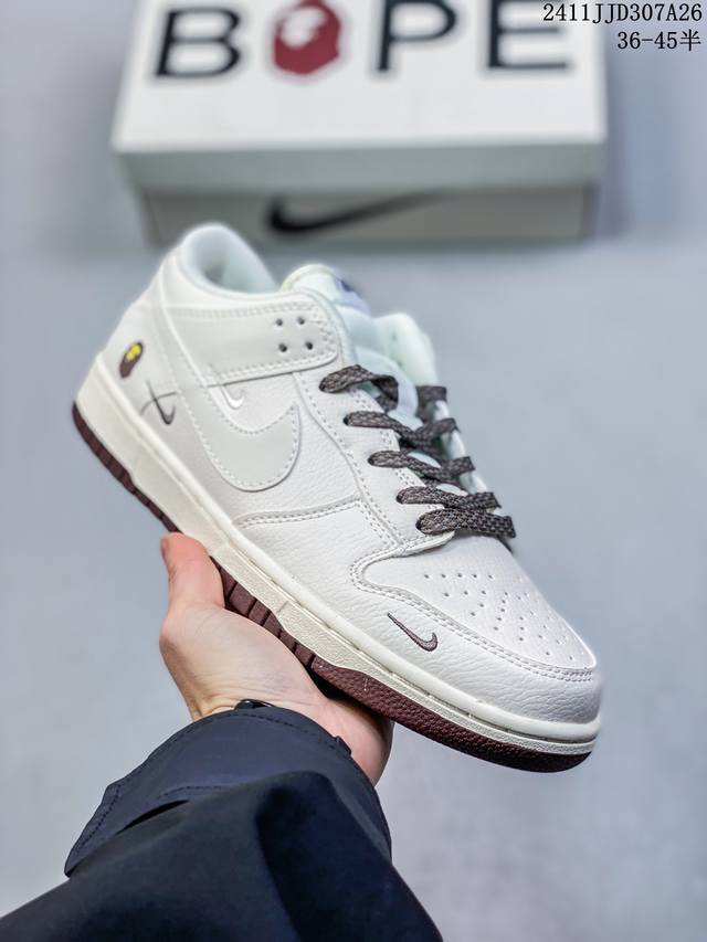 公司级带半码耐克nike Sb Zoom Dunk Low 板鞋 系列经典百搭休闲运动板鞋 鞋舌的填充，使舒适性大大提升，同时也更方便穿脱中底部分则加入了脚感柔