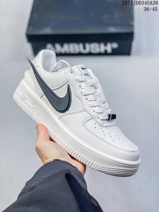 福利特价带半码耐克nike Air Force 7 空军一号低帮百搭休闲运动板鞋。柔软、弹性十足的缓震性能和出色的中底设计，横跨复古与现代的外型结合，造就出风靡