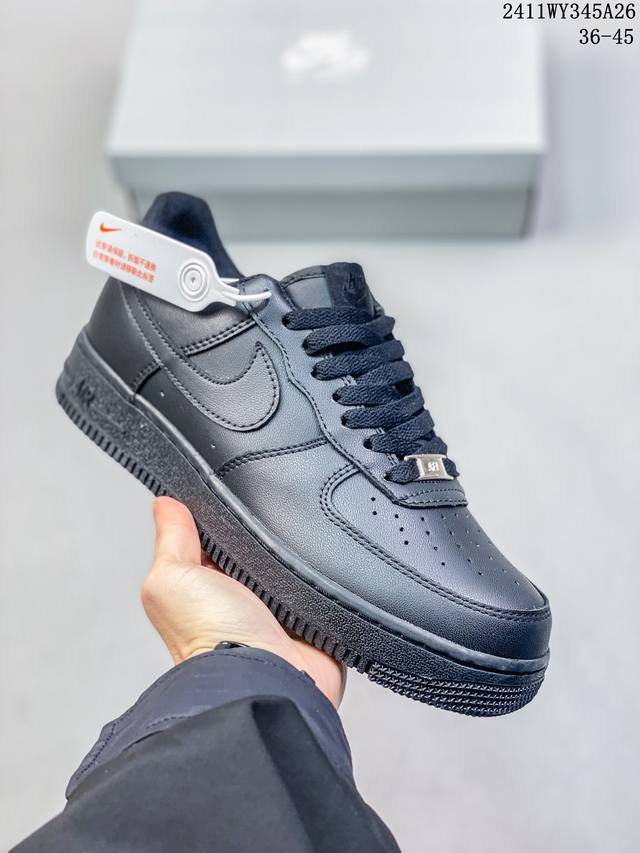 福利特价带半码耐克nike Air Force 1‘07 空军一号低帮百搭休闲运动板鞋。柔软、弹性十足的缓震性能和出色的中底设计，横跨复古与现代的外型结合，造就