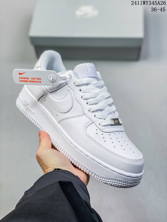 福利特价带半码耐克nike Air Force 1‘07 空军一号低帮百搭休闲运动板鞋。柔软、弹性十足的缓震性能和出色的中底设计，横跨复古与现代的外型结合，造就