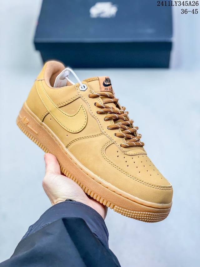 公司级带半码耐克nike Air Force 1‘07 空军一号低帮百搭休闲运动板鞋。柔软、弹性十足的缓震性能和出色的中底设计，横跨复古与现代的外型结合，造就出