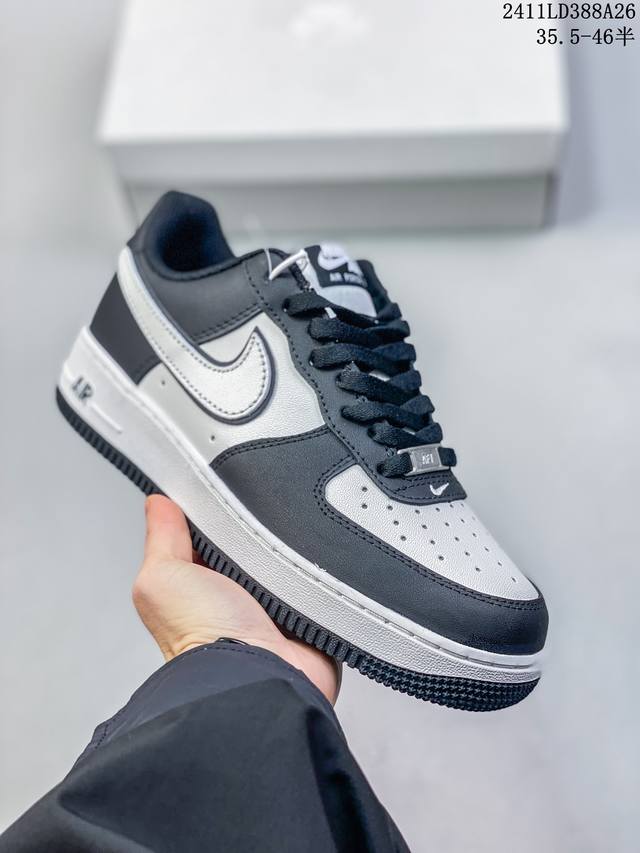 公司级带半码耐克nike Air Force 1‘07 空军一号低帮百搭休闲运动板鞋。柔软、弹性十足的缓震性能和出色的中底设计，横跨复古与现代的外型结合，造就出