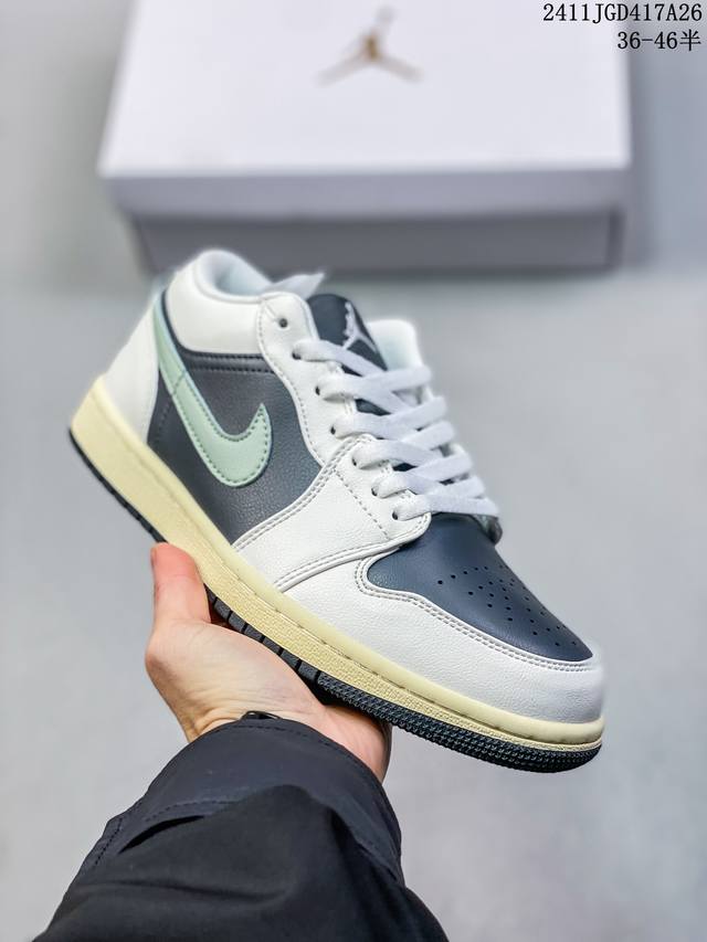 Air Jordan 1 Low Aj1乔1低帮休闲板鞋 同步官方配色 原档冲孔鞋头 正确满胶鞋垫 四线拉帮 原厂织唛标 鞋舌高弹海绵填充。 官方货号：Hm37