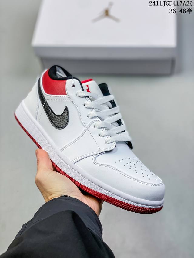 Air Jordan 1 Low Aj1乔1低帮休闲板鞋 同步官方配色 原档冲孔鞋头 正确满胶鞋垫 四线拉帮 原厂织唛标 鞋舌高弹海绵填充。 官方货号：Hm37