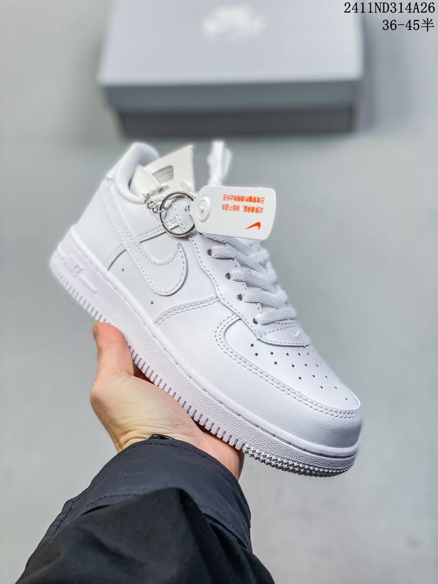 福利特价带半码耐克nike Air Force 1‘07 空军一号低帮百搭休闲运动板鞋。柔软、弹性十足的缓震性能和出色的中底设计，横跨复古与现代的外型结合，造就