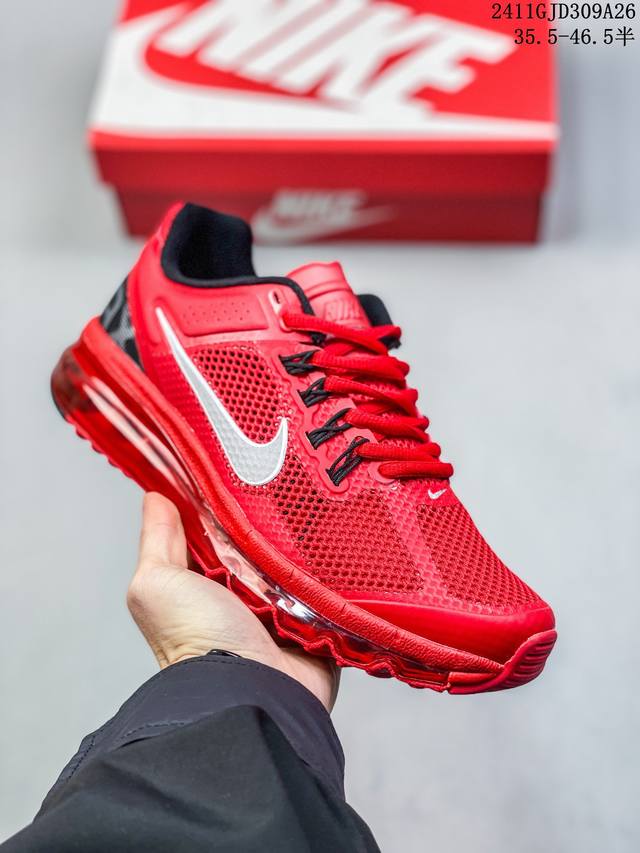 公司级nike Air Max 2013 联名气垫跑鞋 整体依旧以stussy标志性的麻布编织材质覆盖 鞋身大面积采用了网眼材质为主 并且后跟部分还带有反勾sw