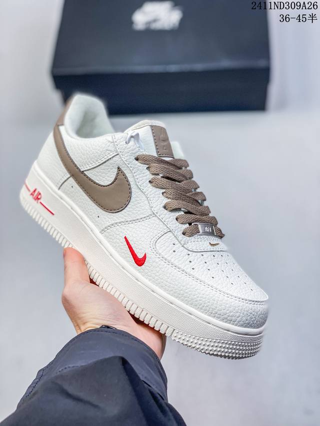 公司级带半码耐克nike Air Force 1‘07 空军一号低帮百搭休闲运动板鞋。柔软、弹性十足的缓震性能和出色的中底设计，横跨复古与现代的外型结合，造就出