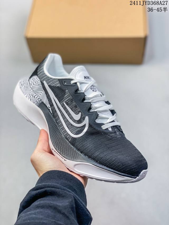 公司级nk Zoom Fly 5超轻休闲缓震碳板跑步鞋 外围搭載轻量级sr02泡棉载体.鞋面采用轻盈网眼设计.鞋垫与原厂一致采用zoomx粘接而成. 货号:Dm