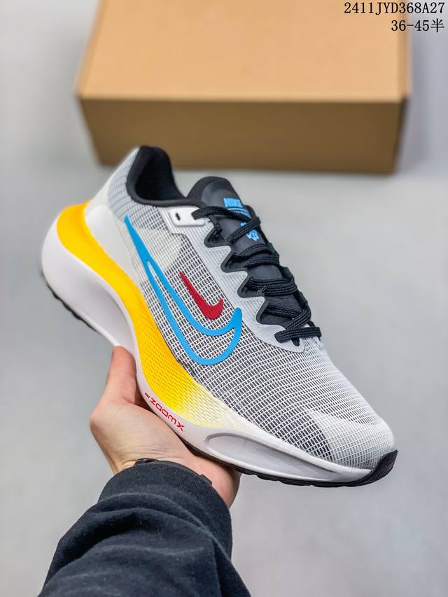 公司级nk Zoom Fly 5超轻休闲缓震碳板跑步鞋 外围搭載轻量级sr02泡棉载体.鞋面采用轻盈网眼设计.鞋垫与原厂一致采用zoomx粘接而成. 货号:Dm