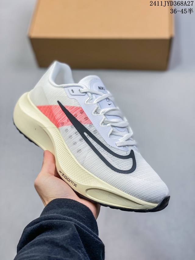 公司级nk Zoom Fly 5超轻休闲缓震碳板跑步鞋 外围搭載轻量级sr02泡棉载体.鞋面采用轻盈网眼设计.鞋垫与原厂一致采用zoomx粘接而成. 货号:Dm