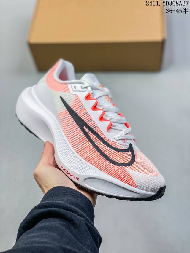 公司级nk Zoom Fly 5超轻休闲缓震碳板跑步鞋 外围搭載轻量级sr02泡棉载体.鞋面采用轻盈网眼设计.鞋垫与原厂一致采用zoomx粘接而成. 货号:Dm