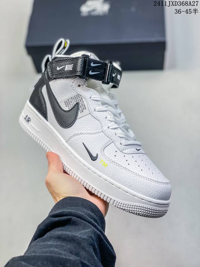 公司级带半码耐克nike Air Force 7 空军一号低帮百搭休闲运动板鞋。柔软、弹性十足的缓震性能和出色的中底设计，横跨复古与现代的外型结合，造就出风靡全