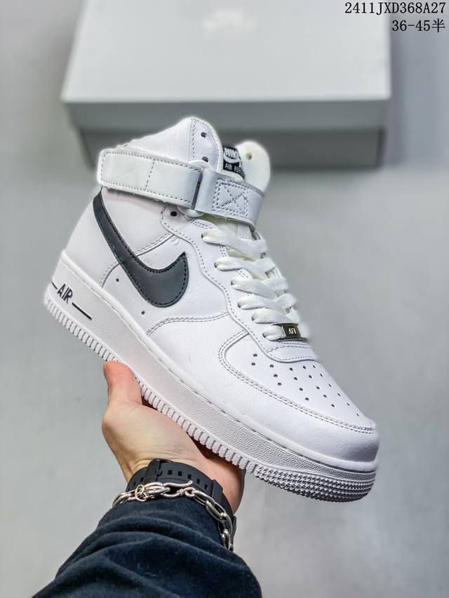 公司级带半码耐克nike Air Force 7 空军一号低帮百搭休闲运动板鞋。柔软、弹性十足的缓震性能和出色的中底设计，横跨复古与现代的外型结合，造就出风靡全