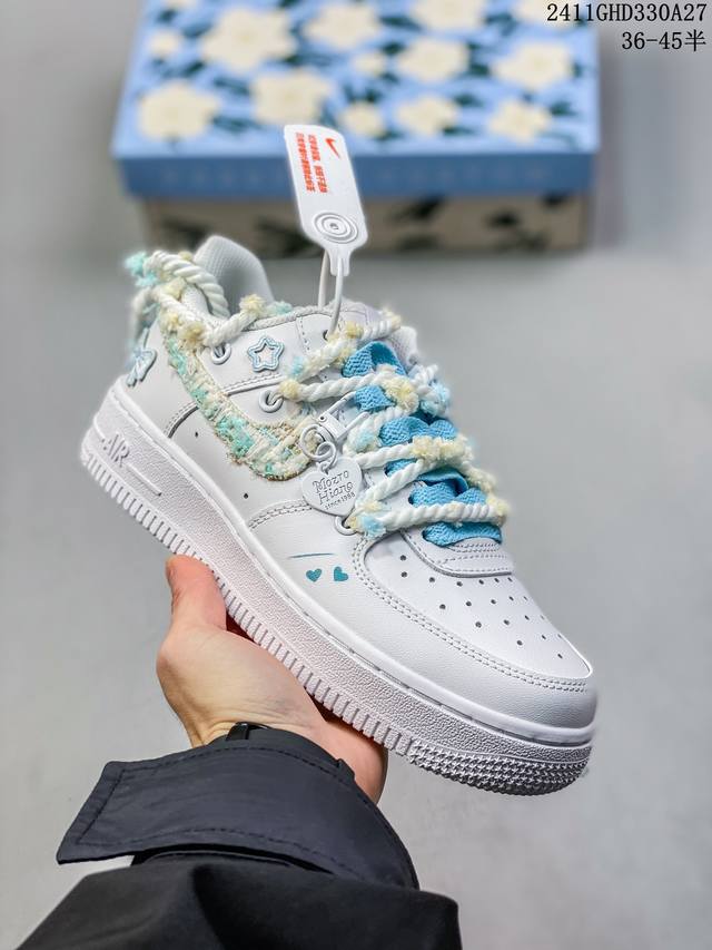 公司级带半码耐克nike Air Force 1‘07 空军一号低帮百搭休闲运动板鞋。柔软、弹性十足的缓震性能和出色的中底设计，横跨复古与现代的外型结合，造就出