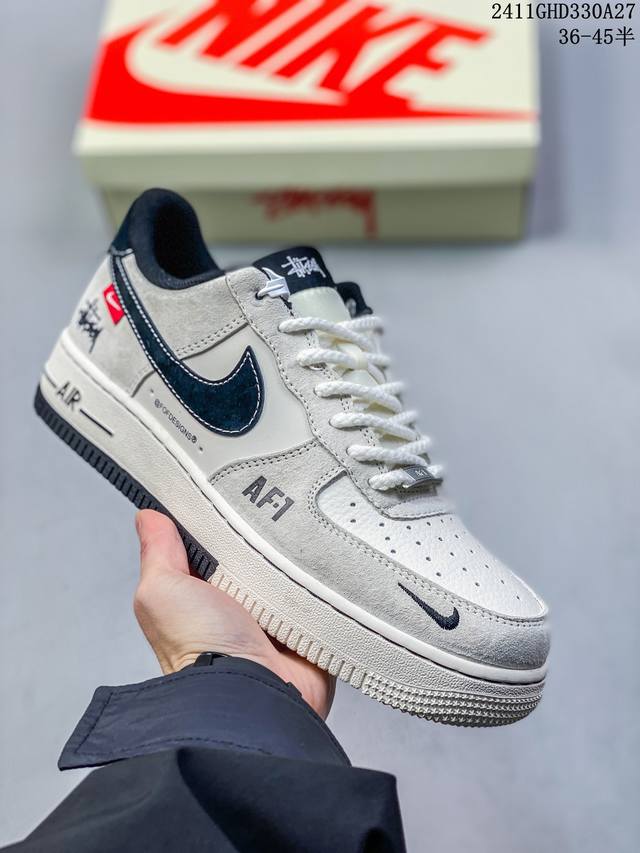 公司级带半码耐克nike Air Force 1‘07 空军一号低帮百搭休闲运动板鞋。柔软、弹性十足的缓震性能和出色的中底设计，横跨复古与现代的外型结合，造就出