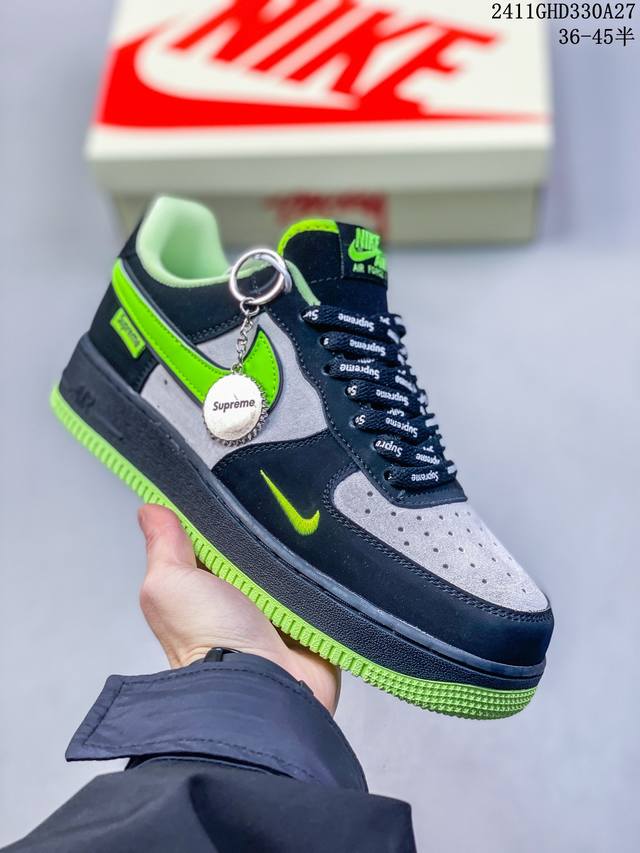 公司级带半码耐克nike Air Force 1‘07 空军一号低帮百搭休闲运动板鞋。柔软、弹性十足的缓震性能和出色的中底设计，横跨复古与现代的外型结合，造就出