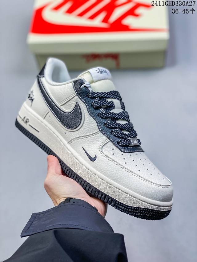 公司级带半码耐克nike Air Force 1‘07 空军一号低帮百搭休闲运动板鞋。柔软、弹性十足的缓震性能和出色的中底设计，横跨复古与现代的外型结合，造就出