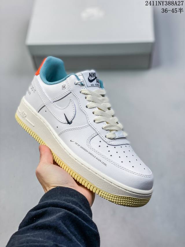 真标带半码耐克nike Air Force 1‘07 空军一号低帮百搭休闲运动板鞋。柔软、弹性十足的缓震性能和出色的中底设计，横跨复古与现代的外型结合，造就出风