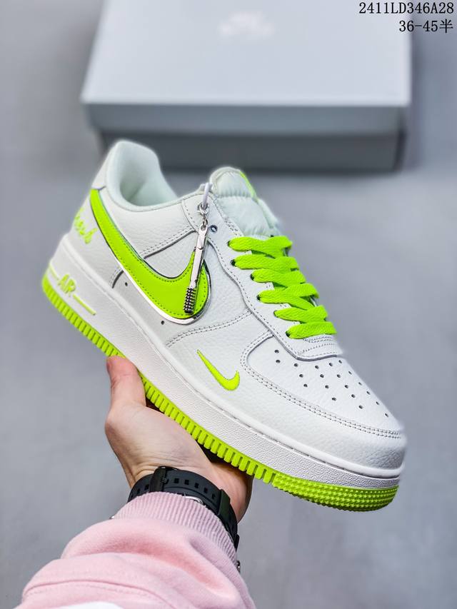 福利特价带半码耐克nike Air Force 1‘07 空军一号低帮百搭休闲运动板鞋。柔软、弹性十足的缓震性能和出色的中底设计，横跨复古与现代的外型结合，造就