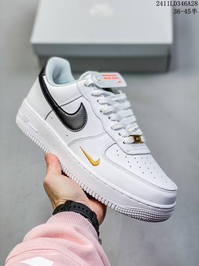 福利特价带半码耐克nike Air Force 1‘07 空军一号低帮百搭休闲运动板鞋。柔软、弹性十足的缓震性能和出色的中底设计，横跨复古与现代的外型结合，造就