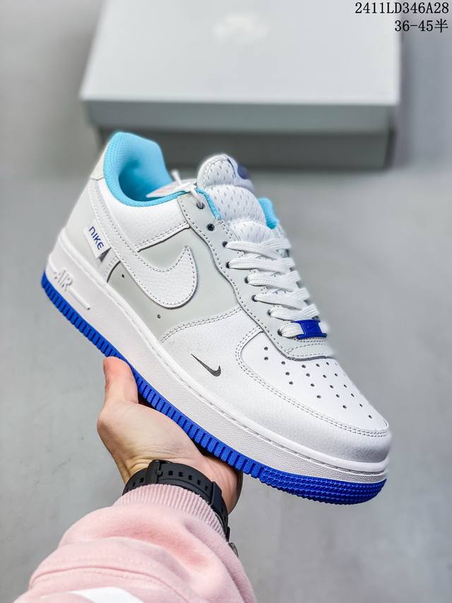 福利特价带半码耐克nike Air Force 1‘07 空军一号低帮百搭休闲运动板鞋。柔软、弹性十足的缓震性能和出色的中底设计，横跨复古与现代的外型结合，造就