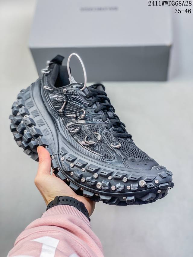 狂野外型堪称鞋界战车 法国高端奢侈品牌 巴黎世家balenciag Defender Rubber Platform Sneakers卫士系列低帮轮胎鞋 坦克履