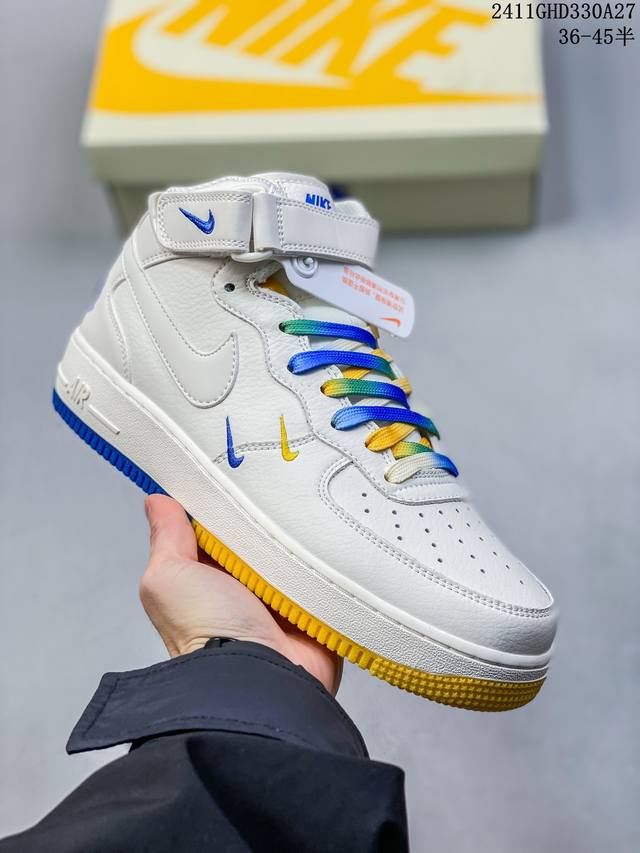 公司级带半码耐克nike Air Force 1‘07 空军一号低帮百搭休闲运动板鞋。柔软、弹性十足的缓震性能和出色的中底设计，横跨复古与现代的外型结合，造就出