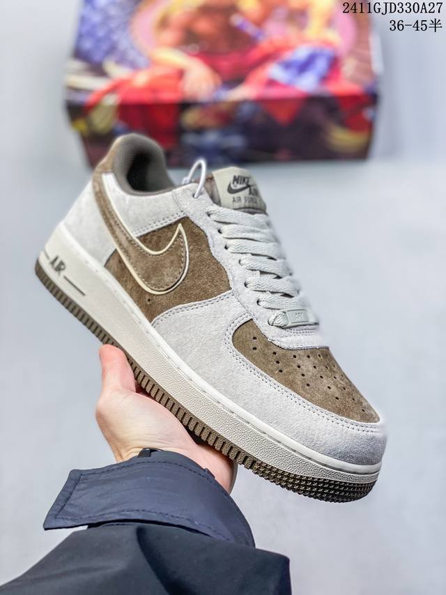 公司级带半码耐克nike Air Force 1‘07 空军一号低帮百搭休闲运动板鞋。柔软、弹性十足的缓震性能和出色的中底设计，横跨复古与现代的外型结合，造就出