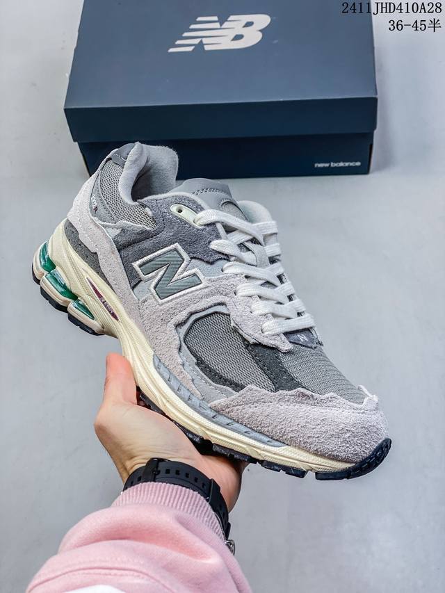 公司级new Balance 2002R 跑鞋 沿袭了面世之初的经典科技，以 Encap 中底配以升级版 N-Ergy 缓震物料。鞋面则采用特色的柔软麂皮搭以