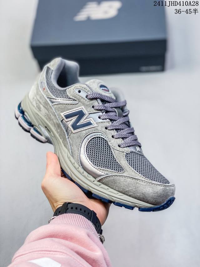 公司级new Balance 2002R 跑鞋 沿袭了面世之初的经典科技，以 Encap 中底配以升级版 N-Ergy 缓震物料。鞋面则采用特色的柔软麂皮搭以