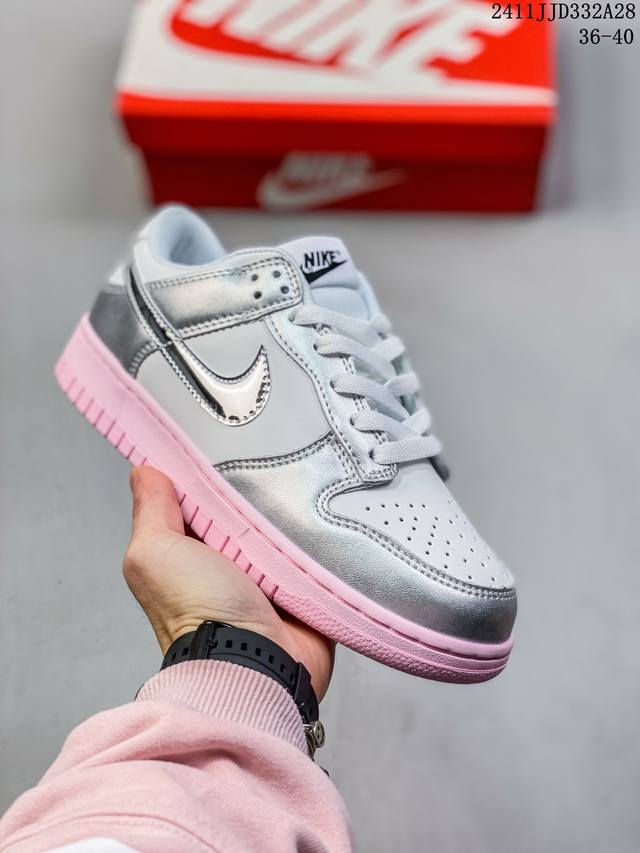 真标带半码耐克nike Sb Zoom Dunk Low 板鞋 系列经典百搭休闲运动板鞋 鞋舌的填充，使舒适性大大提升，同时也更方便穿脱中底部分则加入了脚感柔软