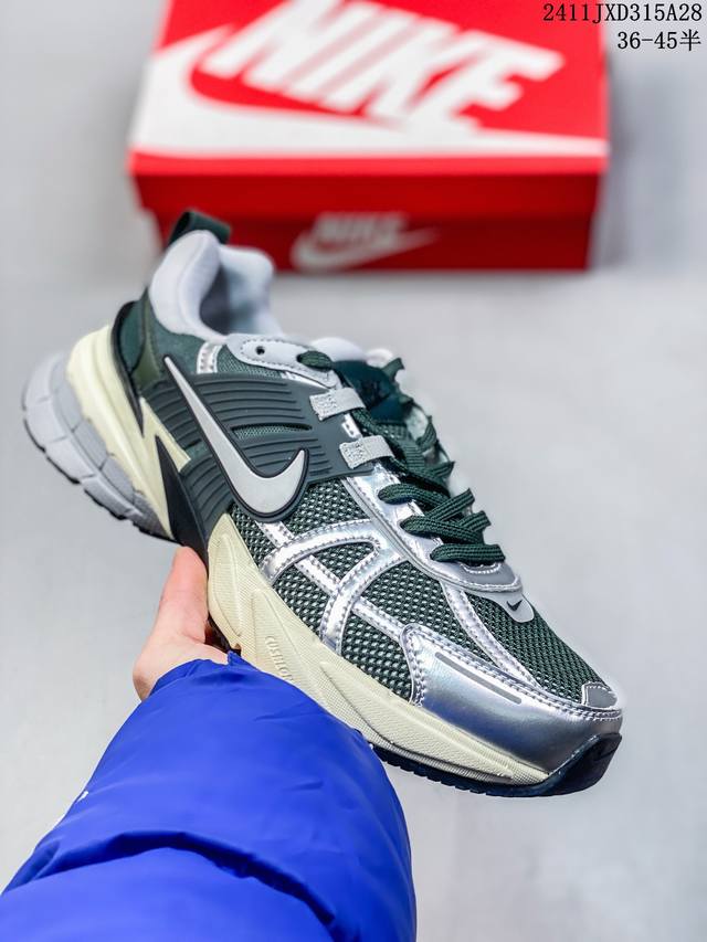 Nike 耐克 V2K Run 减震防滑 复古低帮跑步鞋 超火复古跑鞋，采用太空革组合呼吸网眼布鞋面材质，搭载正确4层组合底模，嵌入tpu加固稳定模块,双层md